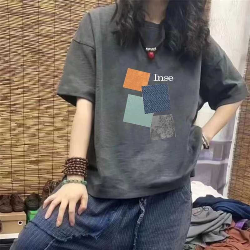 グレー