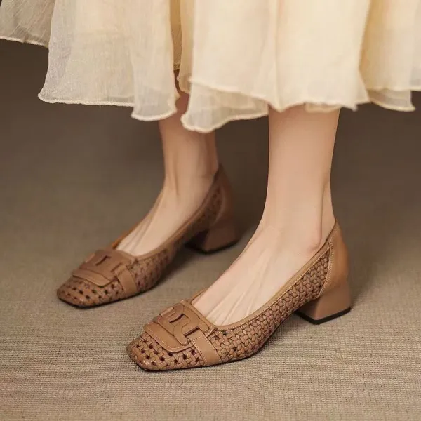 足が疲れない 超軽量 履き心地抜群 レトロ 通勤 透かし彫り スクエアトゥ ミドル パンプス