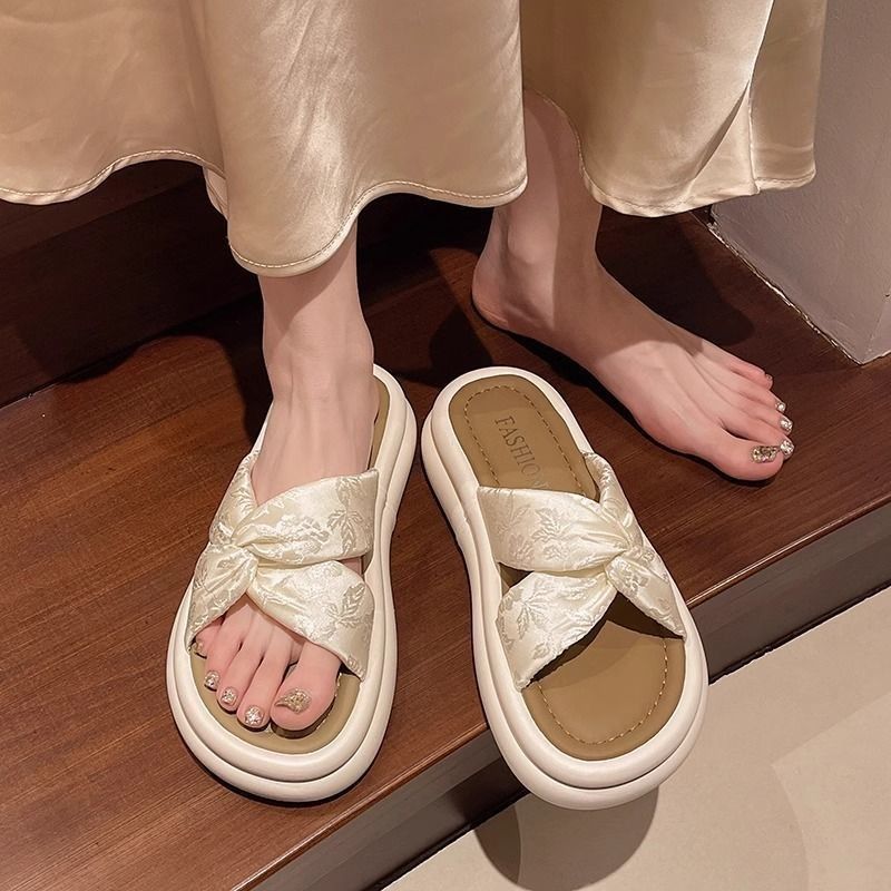 ベージュ