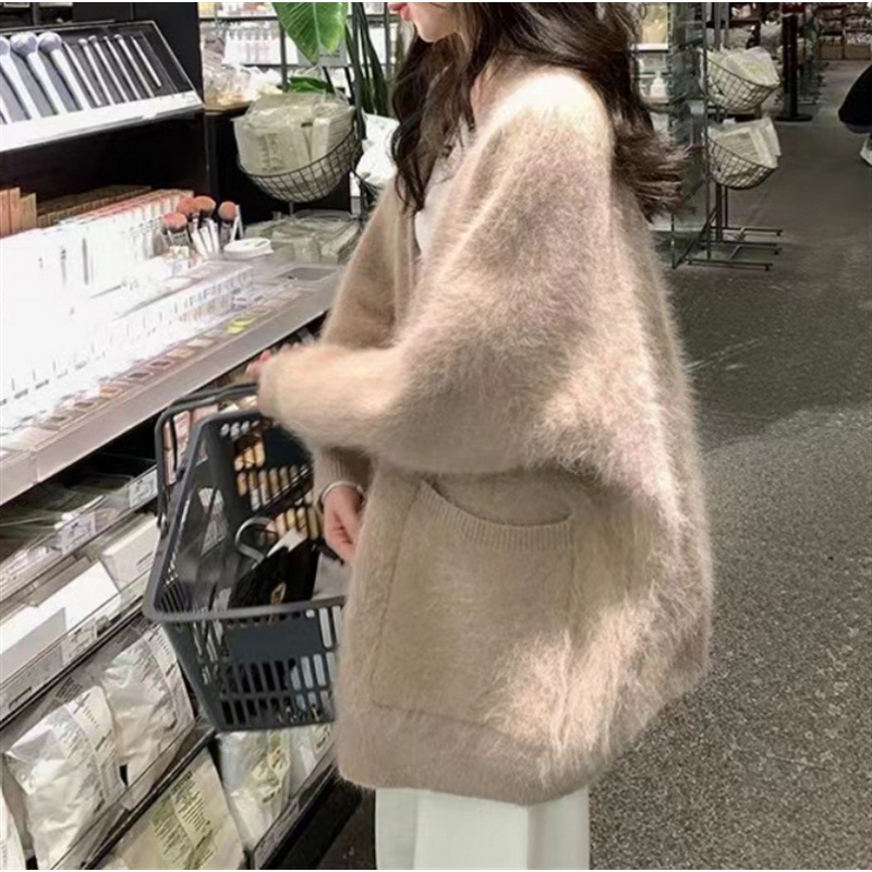 カーキ