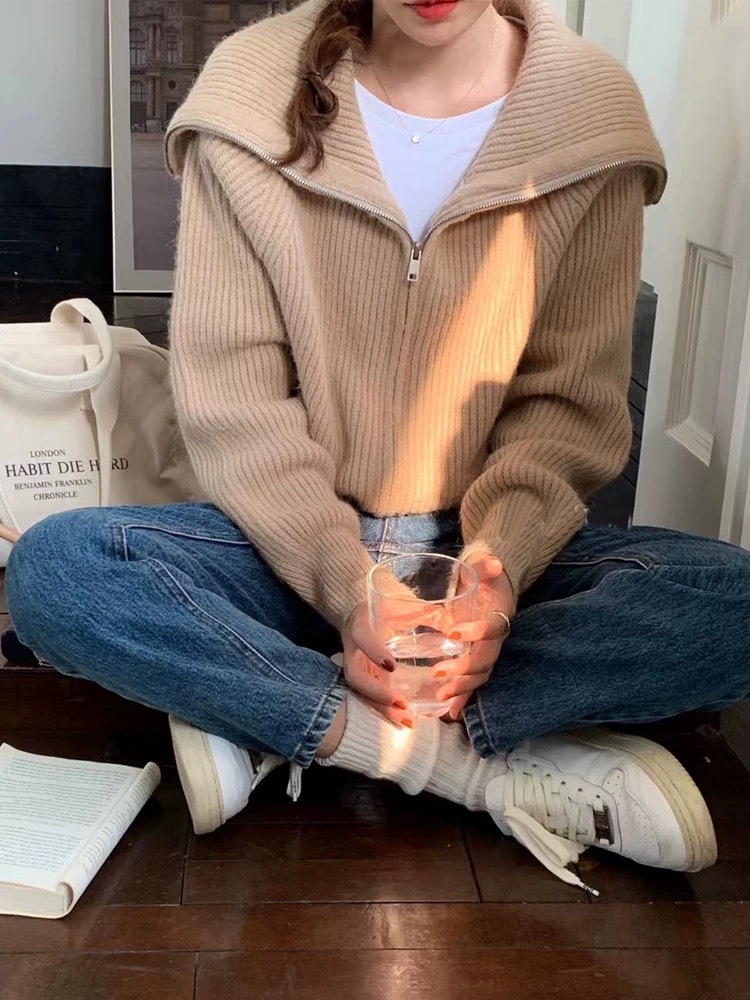カーキ